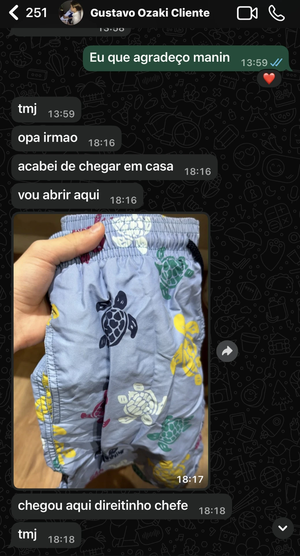 Cliente confirmando o recebimento de um short estampado
